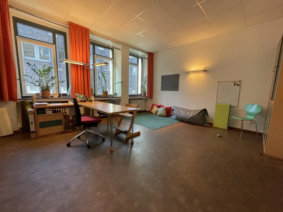 Heller Therapieraum der Praxis Karlstraße